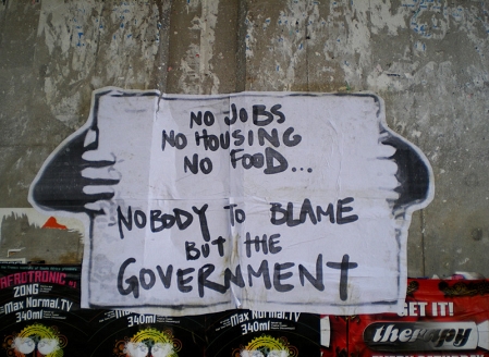 Selbstgemachtes Plakat in Südafrika, auf dem "No Job, no housing, no food ... nobody to blame but the government" steht